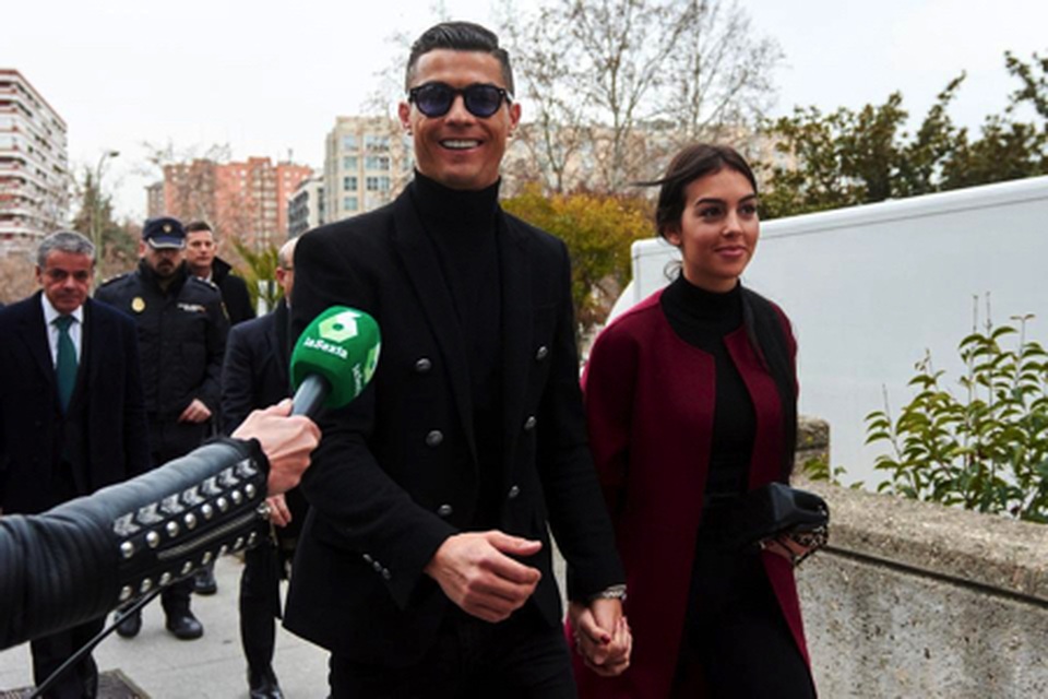 C.Ronaldo tỏ tình đầy lãng mạn nhân dịp sinh nhật bạn gái - 4 C.Ronaldo tỏ tình đầy lãng mạn nhân dịp sinh nhật bạn gái - 4