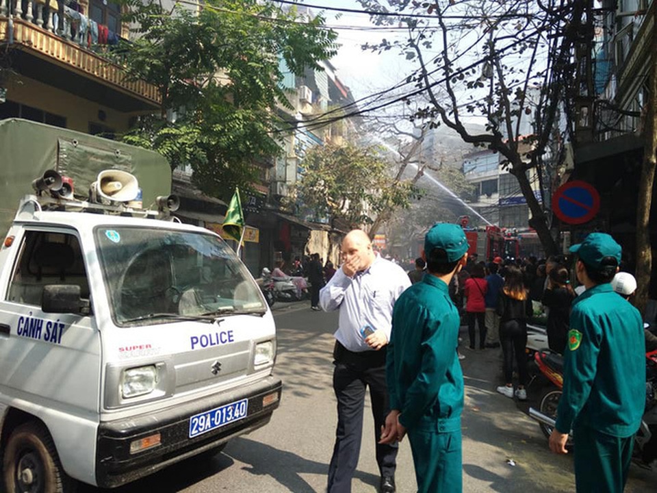 Hà Nội: Cháy ngôi nhà 4 tầng trên phố cổ, nghi do đốt vàng mã - 2