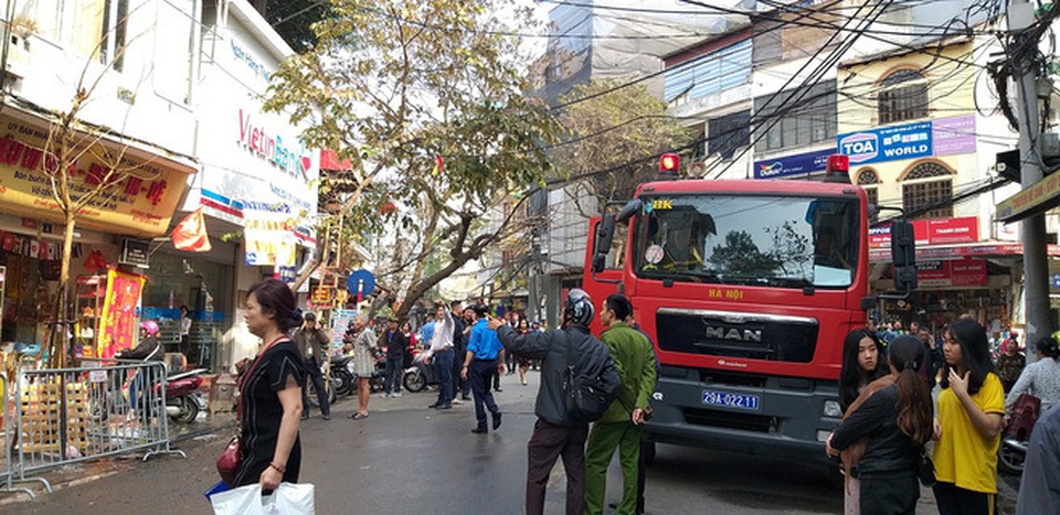 Hà Nội: Cháy ngôi nhà 4 tầng trên phố cổ, nghi do đốt vàng mã - 3
