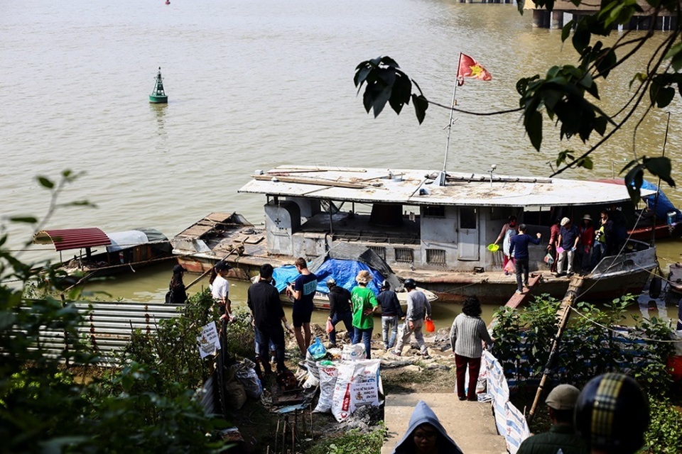 Hà Nội: Người nước ngoài ra sông đứng giúp người dân thả cá chép - 1 Hà Nội: Người nước ngoài ra sông đứng giúp người dân thả cá chép - 1