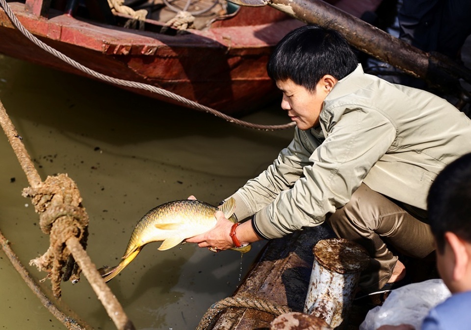 Hà Nội: Người nước ngoài ra sông đứng giúp người dân thả cá chép - 8 Hà Nội: Người nước ngoài ra sông đứng giúp người dân thả cá chép - 8