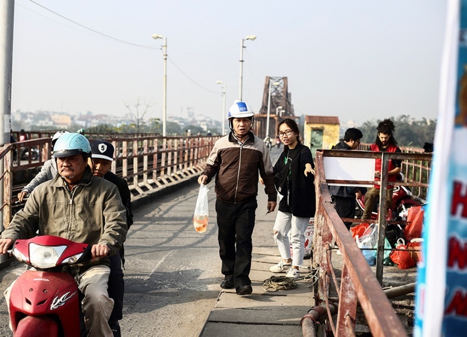 Hà Nội: Người nước ngoài ra sông đứng giúp người dân thả cá chép - 9 Hà Nội: Người nước ngoài ra sông đứng giúp người dân thả cá chép - 9