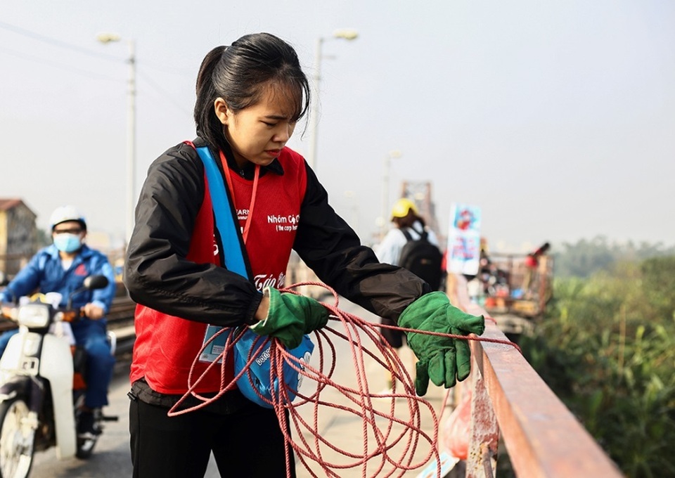 Hà Nội: Người nước ngoài ra sông đứng giúp người dân thả cá chép - 10 Hà Nội: Người nước ngoài ra sông đứng giúp người dân thả cá chép - 10