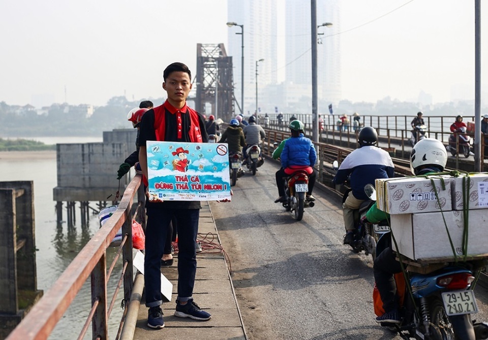 Hà Nội: Người nước ngoài ra sông đứng giúp người dân thả cá chép - 12 Hà Nội: Người nước ngoài ra sông đứng giúp người dân thả cá chép - 12
