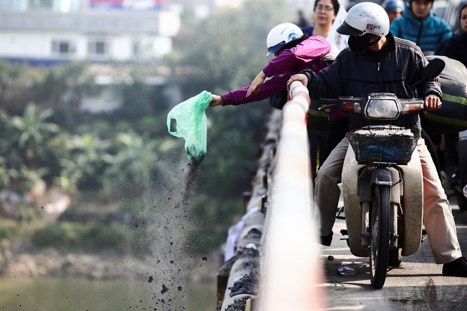 Hà Nội: Người nước ngoài ra sông đứng giúp người dân thả cá chép - 13 Hà Nội: Người nước ngoài ra sông đứng giúp người dân thả cá chép - 13
