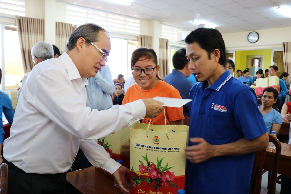 TPHCM trao tặng 1 tỷ đồng quà Tết cho người dân Trà Vinh - 2 TPHCM trao tặng 1 tỷ đồng quà Tết cho người dân Trà Vinh - 2