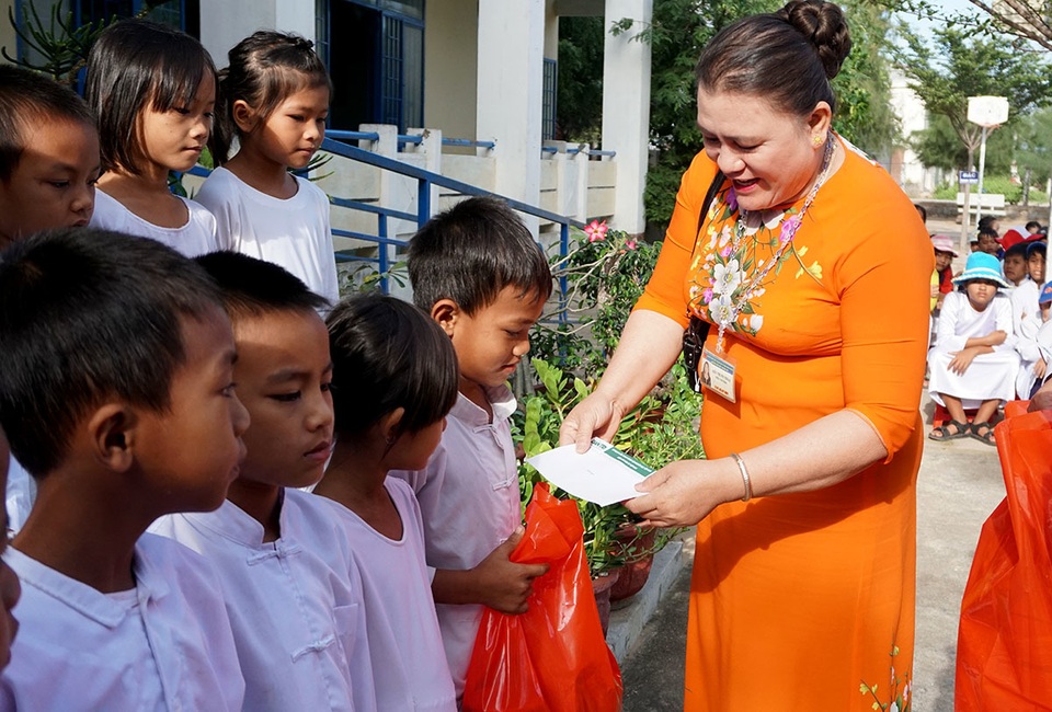 “Xuân ấm áp” về với học sinh khó khăn ở Ninh Thuận - 1 “Xuân ấm áp” về với học sinh khó khăn ở Ninh Thuận - 1