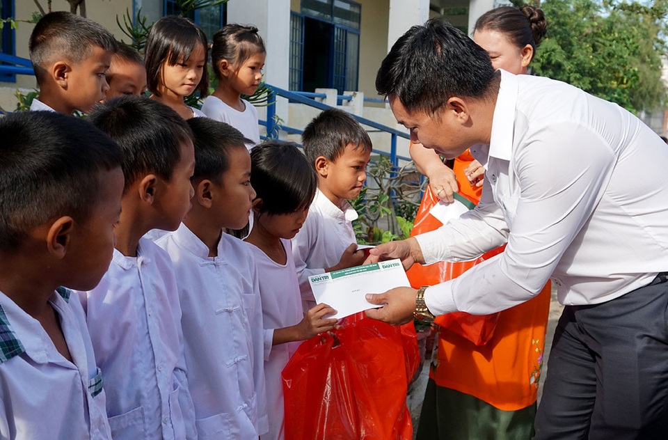 “Xuân ấm áp” về với học sinh khó khăn ở Ninh Thuận - 2 “Xuân ấm áp” về với học sinh khó khăn ở Ninh Thuận - 2