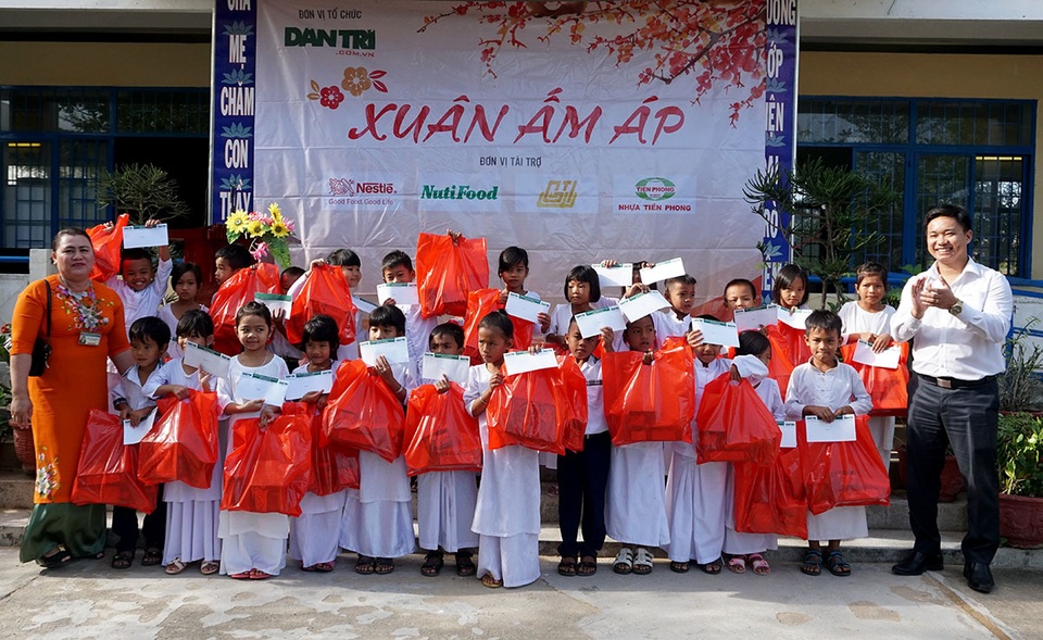 “Xuân ấm áp” về với học sinh khó khăn ở Ninh Thuận - 5 “Xuân ấm áp” về với học sinh khó khăn ở Ninh Thuận - 5