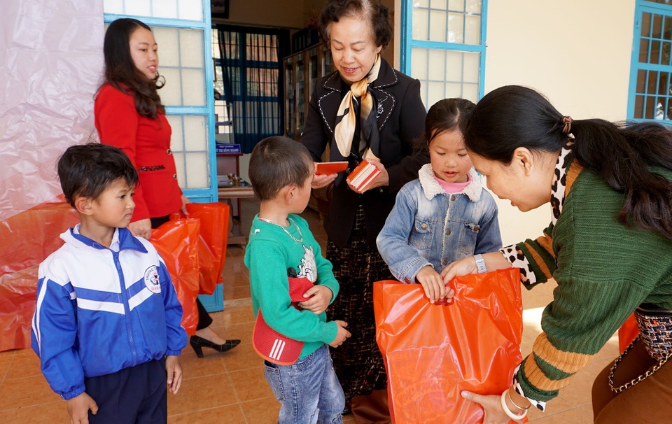 “Xuân ấm áp” đến với học sinh và giáo viên khó khăn ở Lâm Đồng - 4 “Xuân ấm áp” đến với học sinh và giáo viên khó khăn ở Lâm Đồng - 4