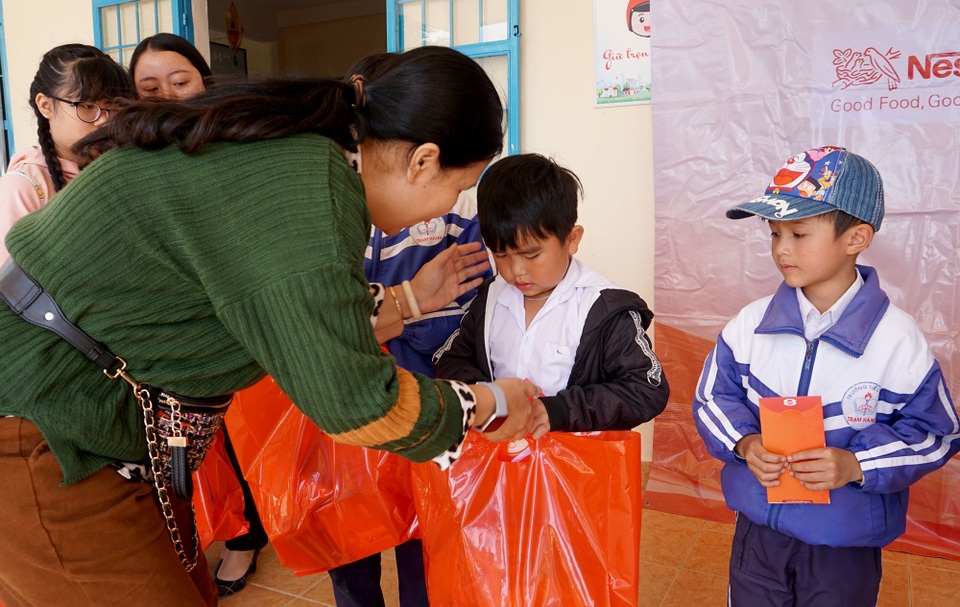 “Xuân ấm áp” đến với học sinh và giáo viên khó khăn ở Lâm Đồng - 3 “Xuân ấm áp” đến với học sinh và giáo viên khó khăn ở Lâm Đồng - 3