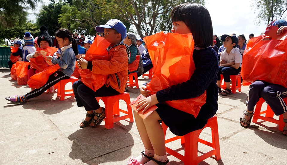 “Xuân ấm áp” đến với học sinh và giáo viên khó khăn ở Lâm Đồng - 6 “Xuân ấm áp” đến với học sinh và giáo viên khó khăn ở Lâm Đồng - 6
