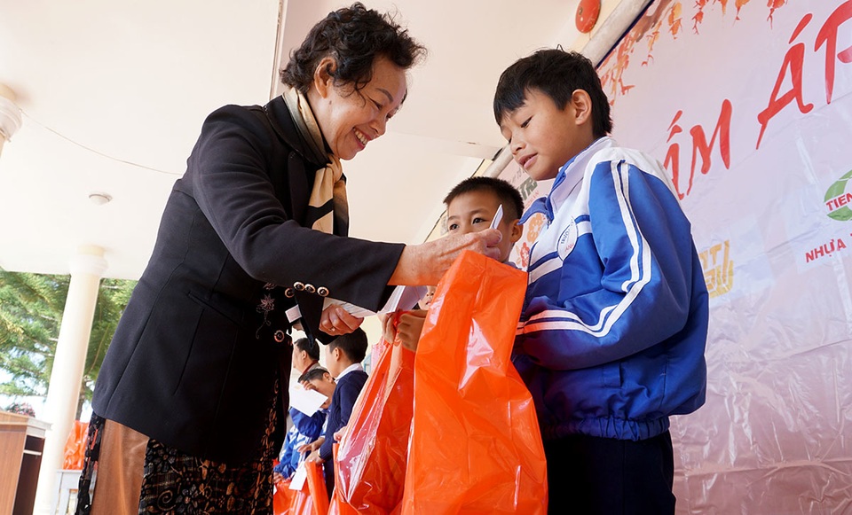 “Xuân ấm áp” đến với học sinh và giáo viên khó khăn ở Lâm Đồng - 2 “Xuân ấm áp” đến với học sinh và giáo viên khó khăn ở Lâm Đồng - 2