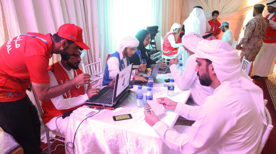 Hoàng tử UAE vung tiền mua hết vé, ngăn không cho CĐV Qatar vào sân - 2 Hoàng tử UAE vung tiền mua hết vé, ngăn không cho CĐV Qatar vào sân - 2