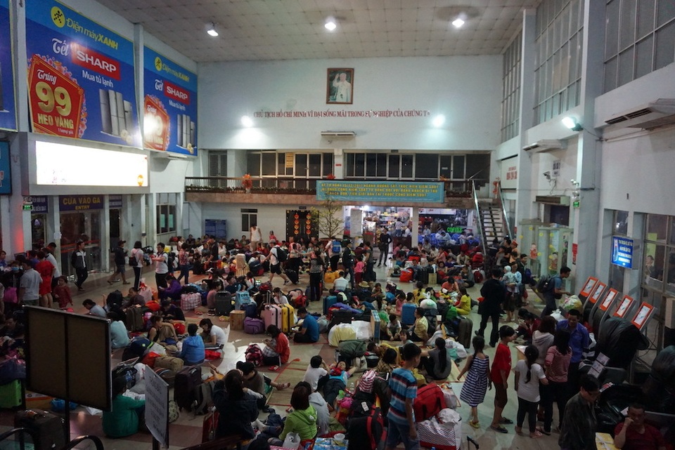 Hàng nghìn người vật vã nằm chờ tàu ở ga Sài Gòn - 4 Hàng nghìn người vật vã nằm chờ tàu ở ga Sài Gòn - 4