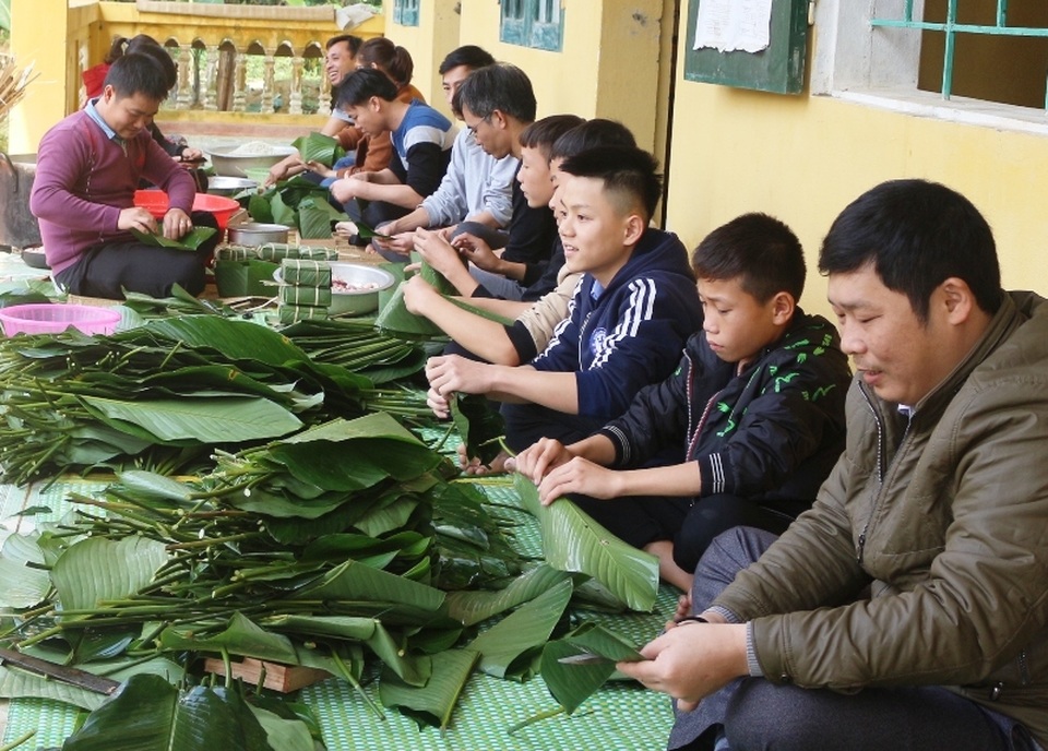 Thầy cô bớt tiền lương gói bánh chưng tặng học sinh nghèo ăn Tết - 3 Thầy cô bớt tiền lương gói bánh chưng tặng học sinh nghèo ăn Tết - 3