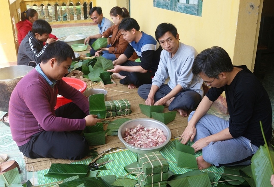 Thầy cô bớt tiền lương gói bánh chưng tặng học sinh nghèo ăn Tết - 2 Thầy cô bớt tiền lương gói bánh chưng tặng học sinh nghèo ăn Tết - 2