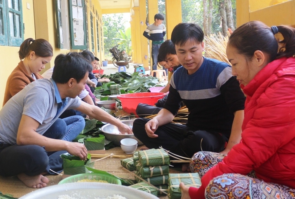Thầy cô bớt tiền lương gói bánh chưng tặng học sinh nghèo ăn Tết - 1 Thầy cô bớt tiền lương gói bánh chưng tặng học sinh nghèo ăn Tết - 1