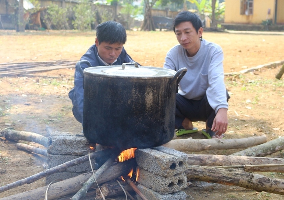 Thầy cô bớt tiền lương gói bánh chưng tặng học sinh nghèo ăn Tết - 4 Thầy cô bớt tiền lương gói bánh chưng tặng học sinh nghèo ăn Tết - 4