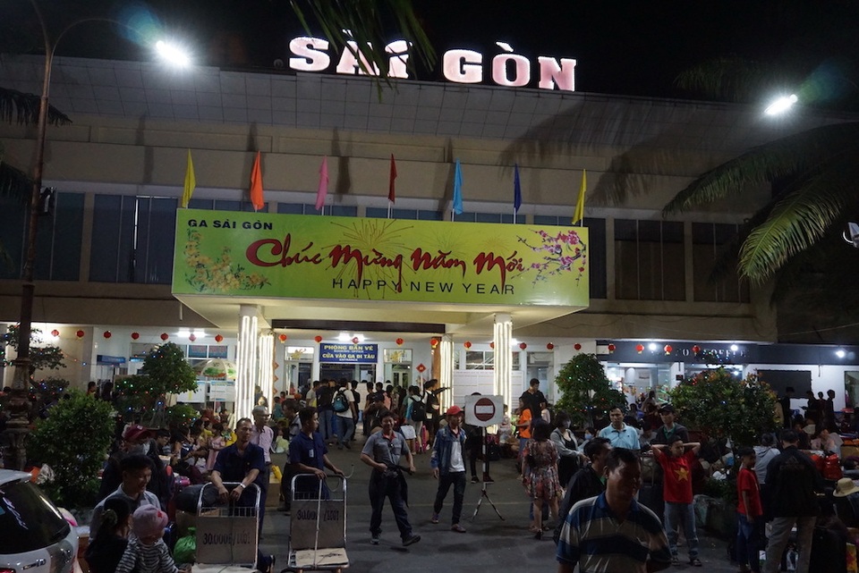 Hàng nghìn người vật vã nằm chờ tàu ở ga Sài Gòn - 9 Hàng nghìn người vật vã nằm chờ tàu ở ga Sài Gòn - 9