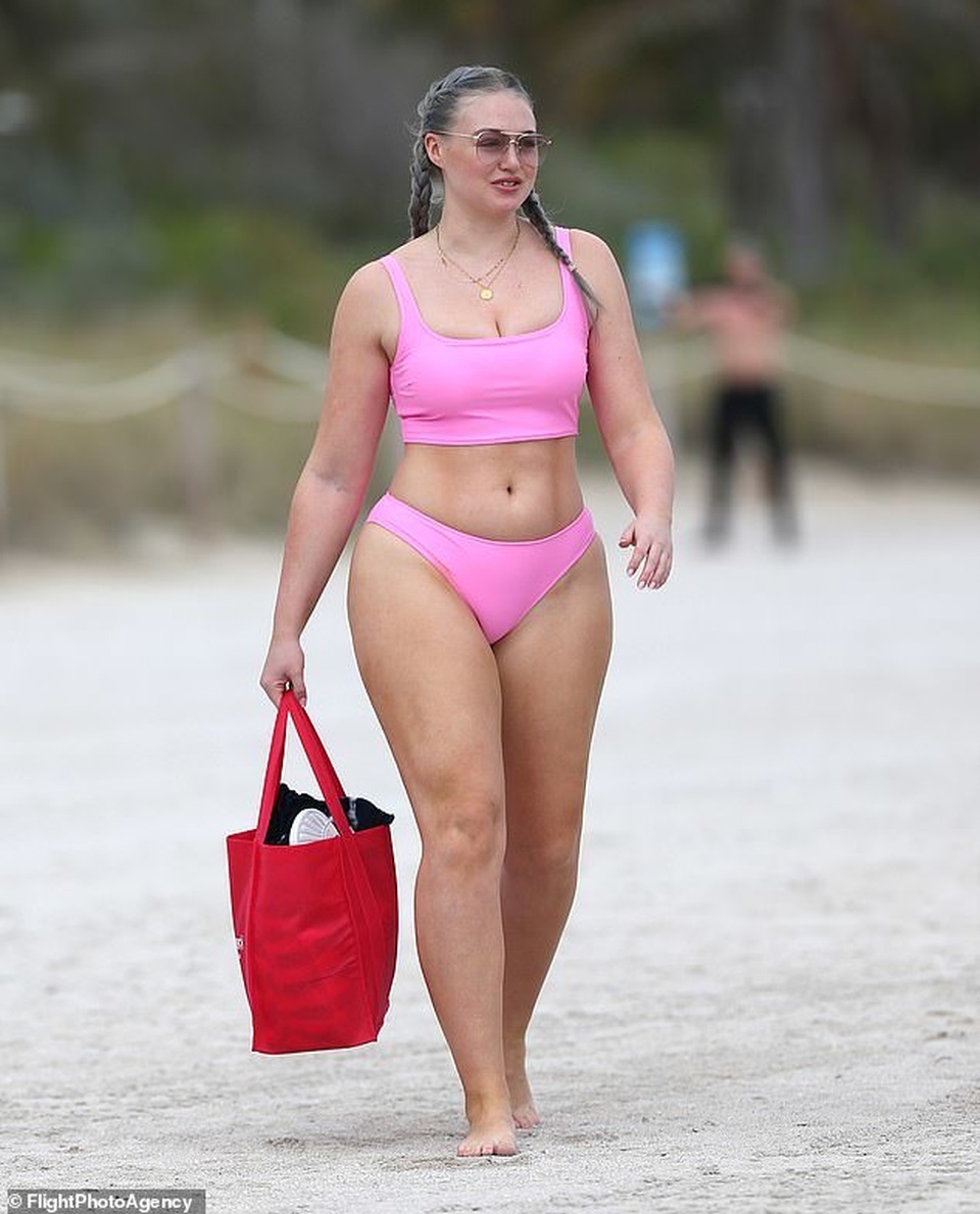 Iskra Lawrence khoe dáng nuột nà, đầy đặn - 7