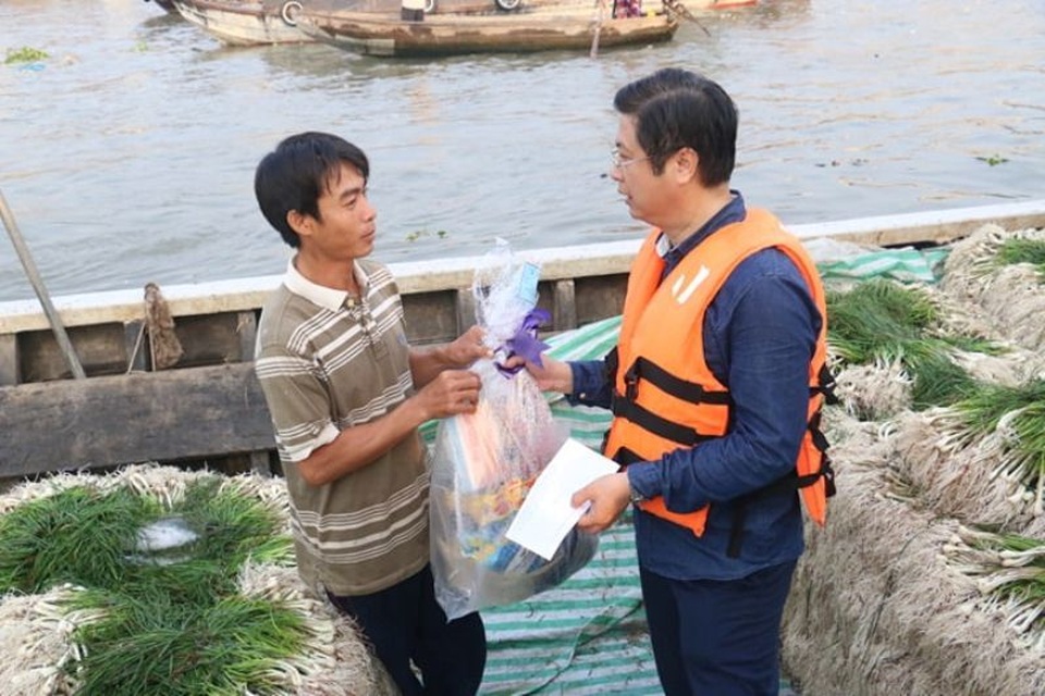 Ông Trương Quang Hoài Nam - Phó chủ tịch UBND TP Cần Thơ trao quà tết cho thương hồ chợ nổi Cần Thơ Ông Trương Quang Hoài Nam - Phó chủ tịch UBND TP Cần Thơ trao quà tết cho thương hồ chợ nổi Cần Thơ