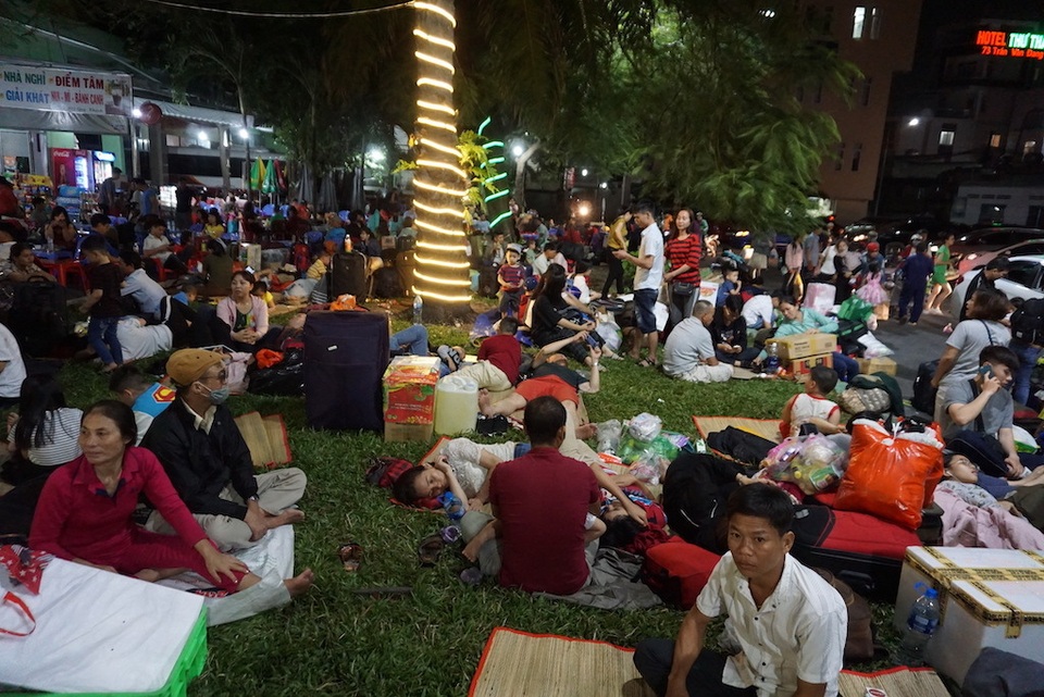 Hàng nghìn người vật vã nằm chờ tàu ở ga Sài Gòn - 12 Hàng nghìn người vật vã nằm chờ tàu ở ga Sài Gòn - 12