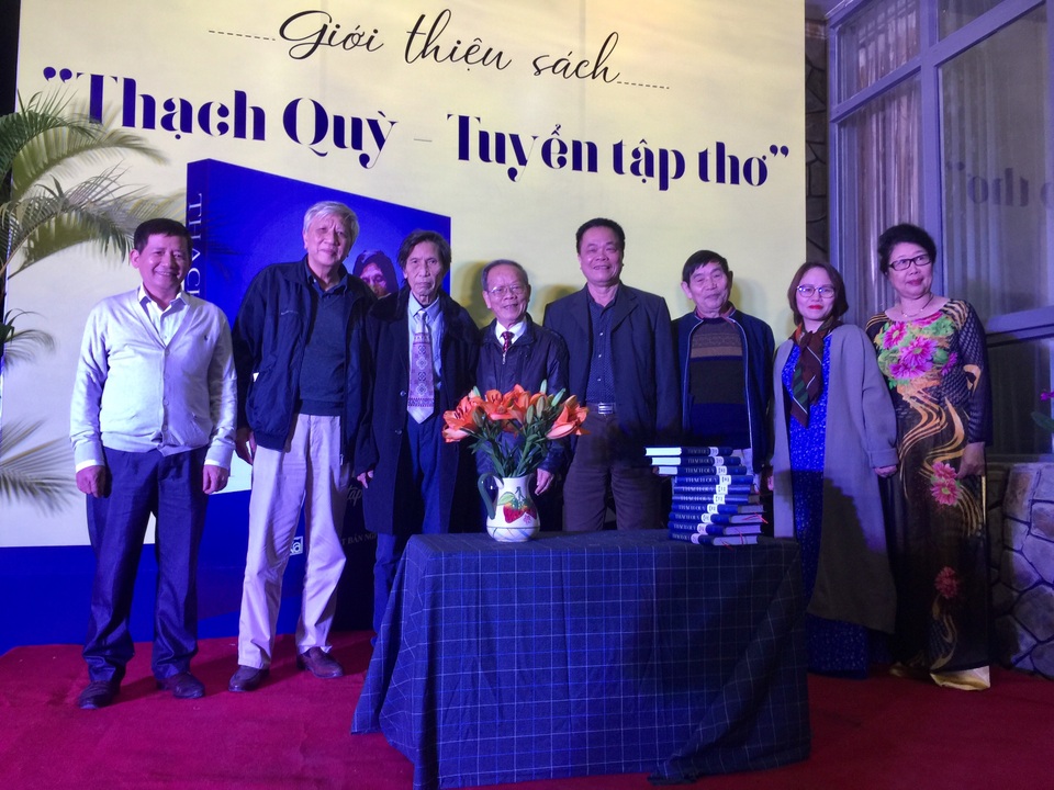 Nhà thơ Thạch Quỳ và một số nhà thơ, nhà báo chúc mừng ông.jpg Nhà thơ Thạch Quỳ và một số nhà thơ, nhà báo chúc mừng ông.jpg