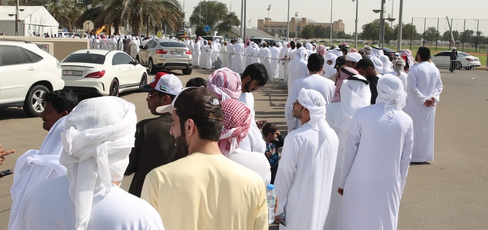 Hoàng tử UAE vung tiền mua hết vé, ngăn không cho CĐV Qatar vào sân - 1 Hoàng tử UAE vung tiền mua hết vé, ngăn không cho CĐV Qatar vào sân - 1