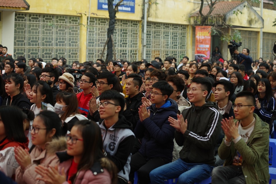 Gần 1000 sinh viên trên chuyến xe miễn phí về quê đón Tết - 2 Gần 1000 sinh viên trên chuyến xe miễn phí về quê đón Tết - 2