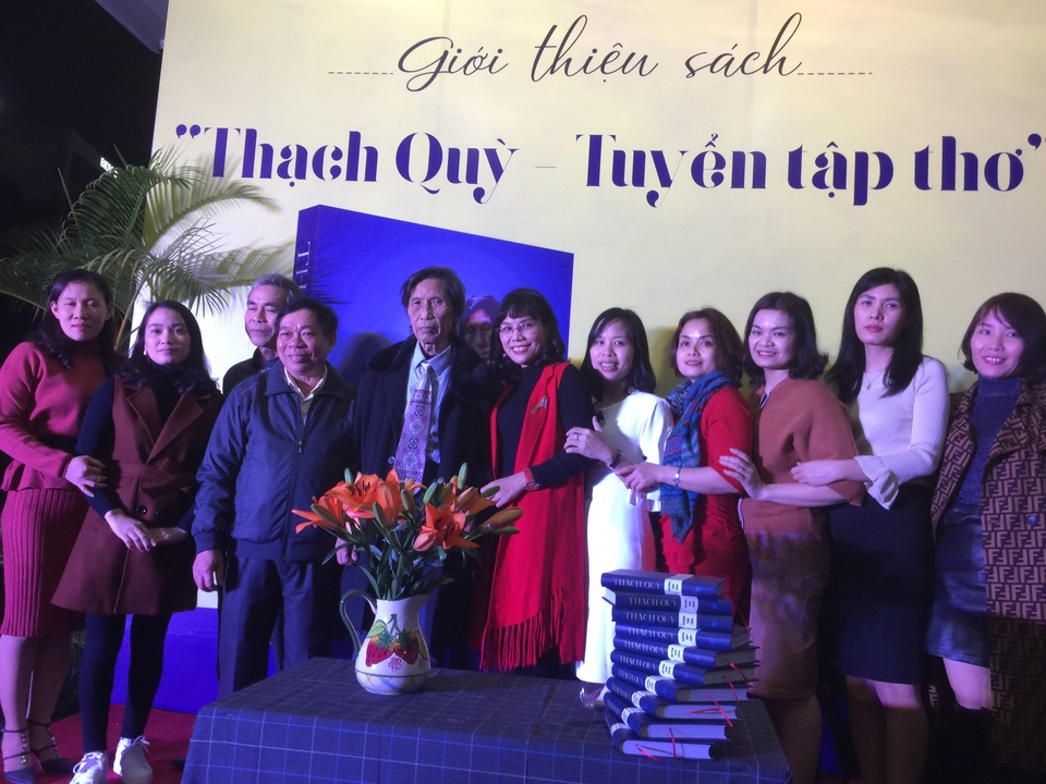 Tập thể NXB Nghệ An chúc mừng nhà thơ Thạch Quỳ.JPG Tập thể NXB Nghệ An chúc mừng nhà thơ Thạch Quỳ.JPG
