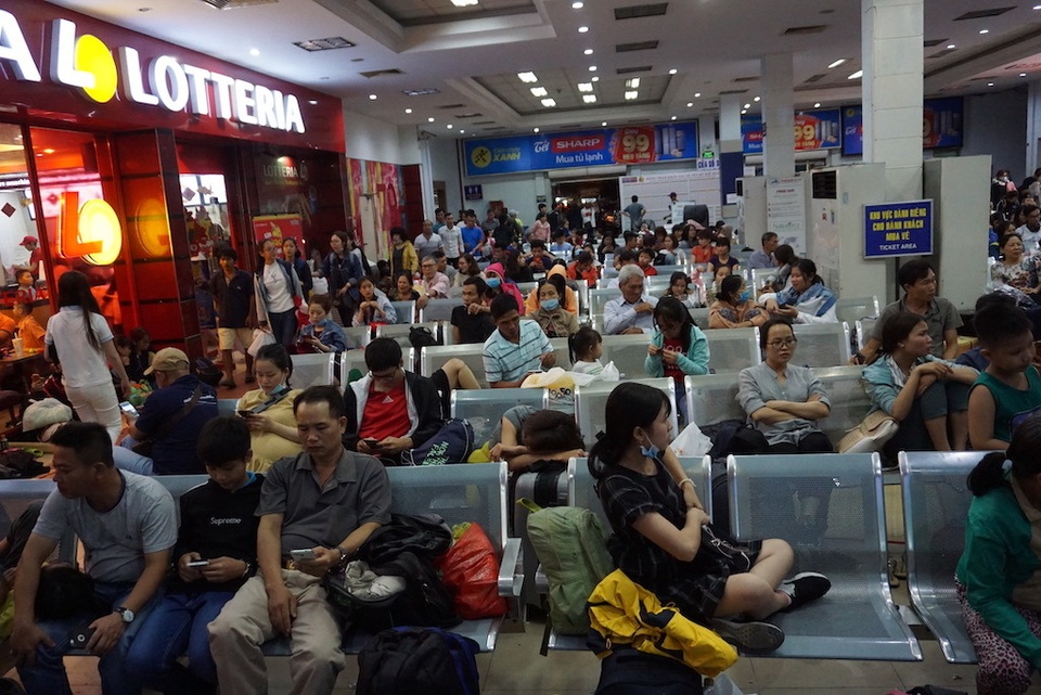 Hàng nghìn người vật vã nằm chờ tàu ở ga Sài Gòn - 8 Hàng nghìn người vật vã nằm chờ tàu ở ga Sài Gòn - 8