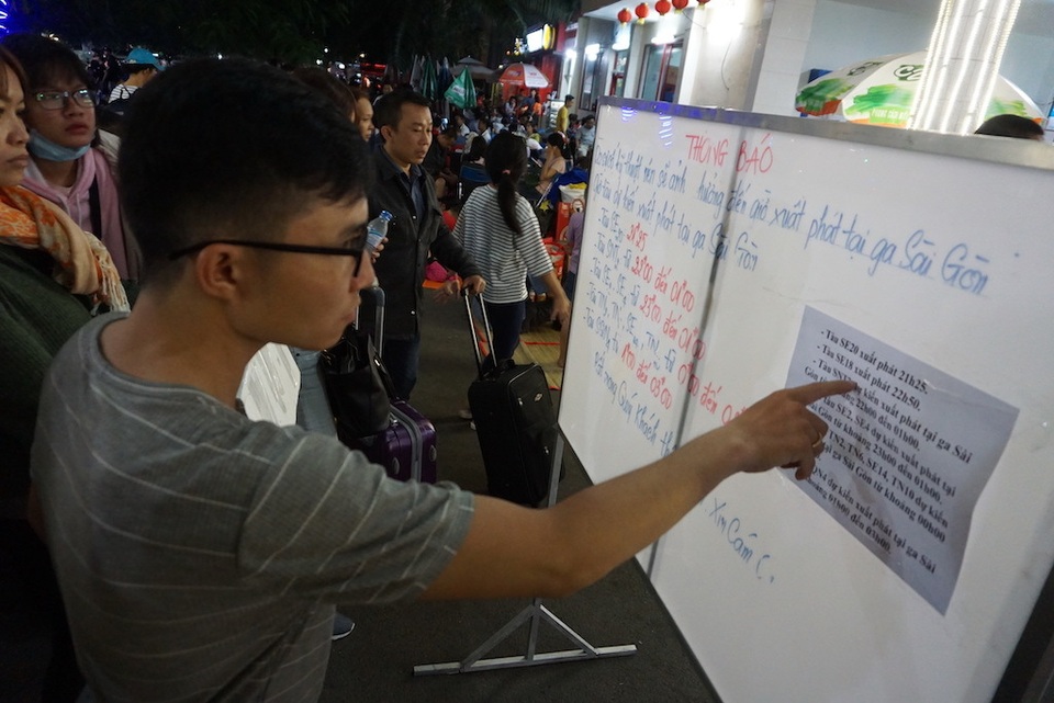 Hàng nghìn người vật vã nằm chờ tàu ở ga Sài Gòn - 3 Hàng nghìn người vật vã nằm chờ tàu ở ga Sài Gòn - 3