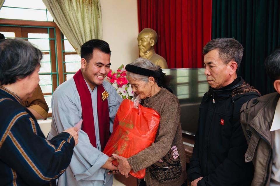 MC Cư sĩ Tịnh Khoa cùng Giáo sư sử học Lê Văn Lan thăm gia đình nghèo ở Hà Nam - 1 MC Cư sĩ Tịnh Khoa cùng Giáo sư sử học Lê Văn Lan thăm gia đình nghèo ở Hà Nam - 1