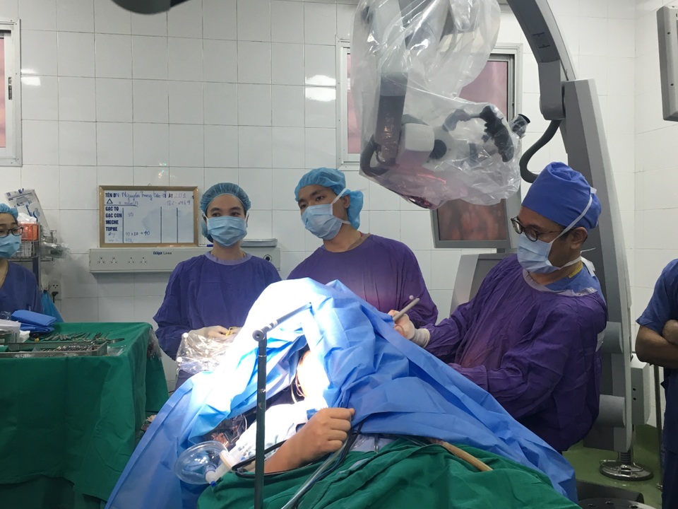 Bệnh nhân đại phẫu u não vẫn nói chuyện, hát quốc ca trong cuộc mổ - 1 Bệnh nhân đại phẫu u não vẫn nói chuyện, hát quốc ca trong cuộc mổ - 1