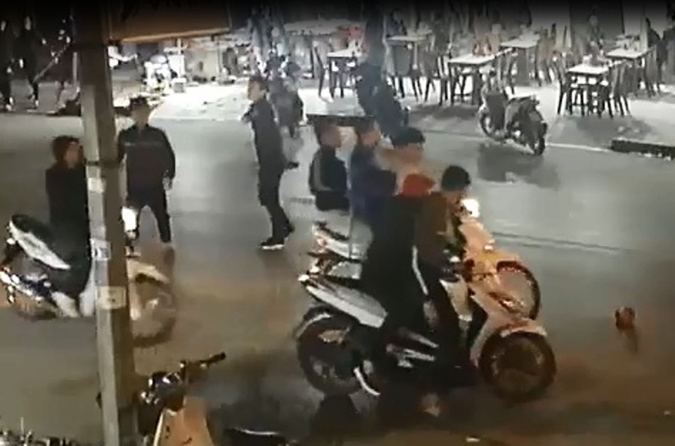 Kinh hoàng nhóm côn đồ cầm dao, kiếm... truy sát người tại quán ăn đêm - 2 Kinh hoàng nhóm côn đồ cầm dao, kiếm... truy sát người tại quán ăn đêm - 2