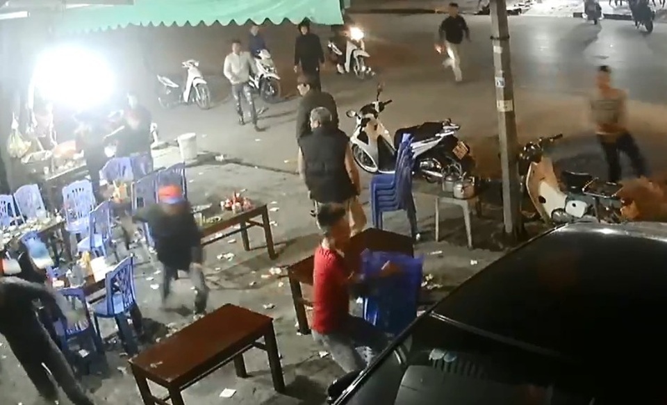 Vụ côn đồ truy sát người tại quán ăn đêm: Bắt giữ 10 đối tượng - 2 Vụ côn đồ truy sát người tại quán ăn đêm: Bắt giữ 10 đối tượng - 2