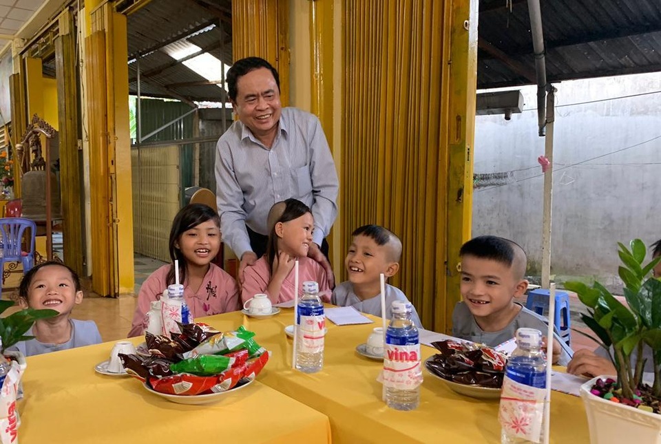 Chủ tịch MTTQ Việt Nam Trần Thanh Mẫn đến thăm các bé họ Nhân ở Cần Thơ - 1 Chủ tịch MTTQ Việt Nam Trần Thanh Mẫn đến thăm các bé họ Nhân ở Cần Thơ - 1