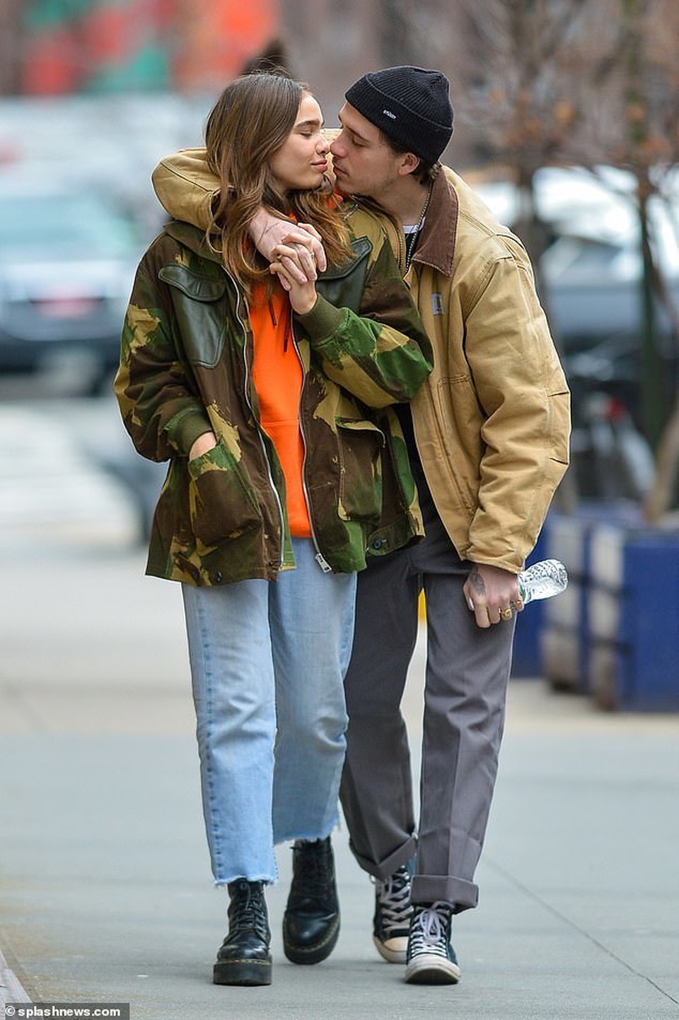 Brooklyn Beckham hôn bạn gái mới trên phố - 2 Brooklyn Beckham hôn bạn gái mới trên phố - 2