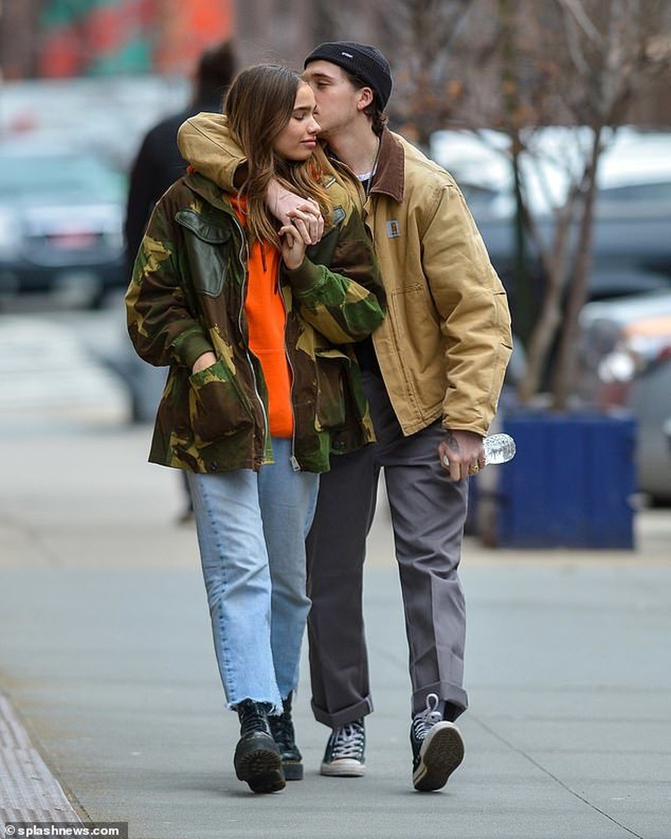 Brooklyn Beckham hôn bạn gái mới trên phố - 4 Brooklyn Beckham hôn bạn gái mới trên phố - 4