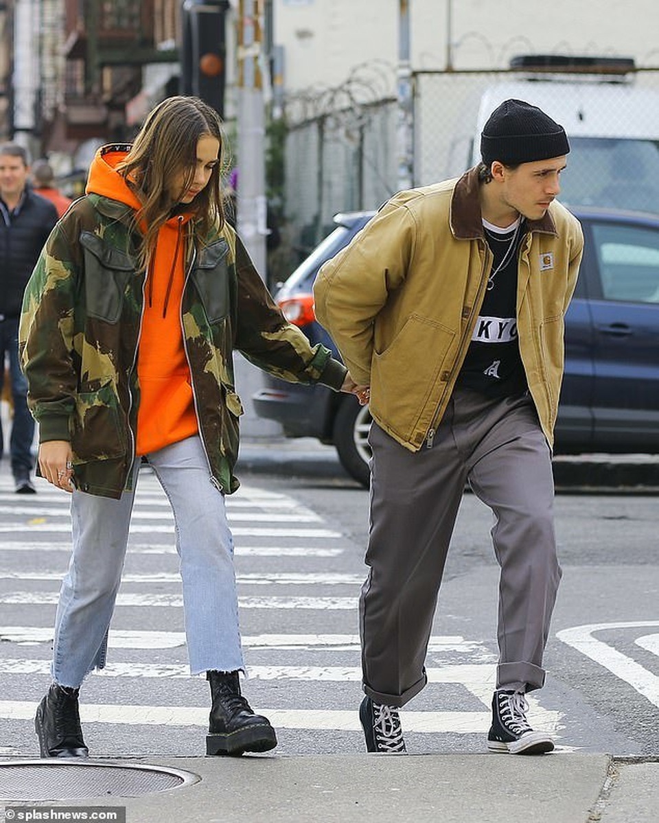Brooklyn Beckham hôn bạn gái mới trên phố - 1 Brooklyn Beckham hôn bạn gái mới trên phố - 1