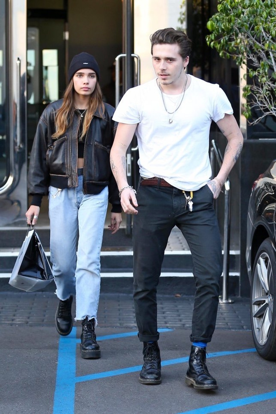 Brooklyn Beckham hôn bạn gái mới trên phố - 5 Brooklyn Beckham hôn bạn gái mới trên phố - 5