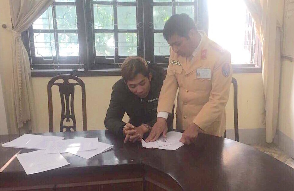 CSGT vượt cả trăm km bắt đối tượng tàng trữ ma túy - 1 CSGT vượt cả trăm km bắt đối tượng tàng trữ ma túy - 1