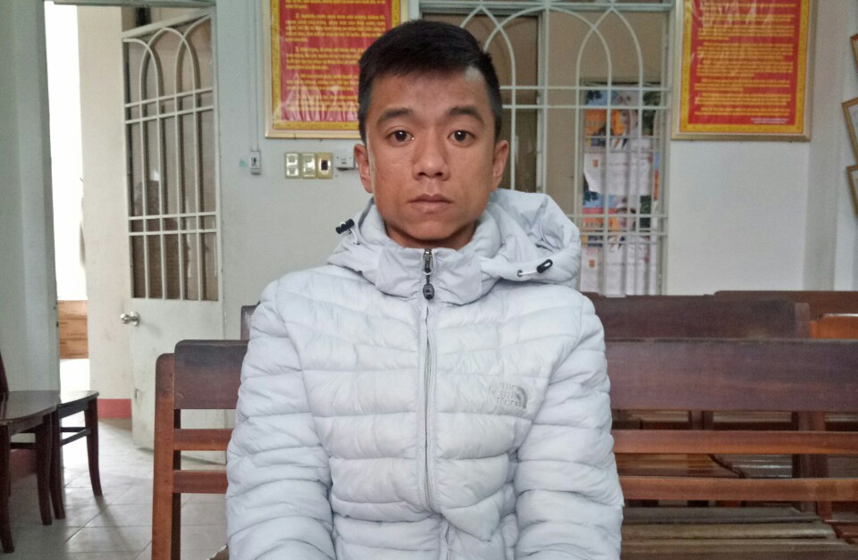Xông vào trạm y tế giết bạn Xông vào trạm y tế giết bạn