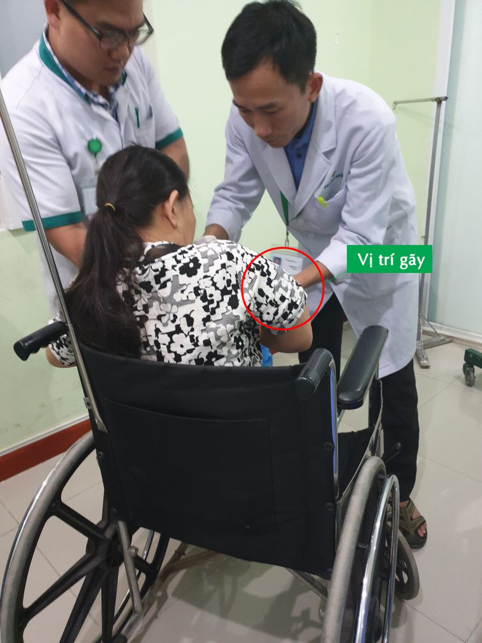 Dọn nhà đón Tết, cẩn thận kẻo té ngã - 1 Dọn nhà đón Tết, cẩn thận kẻo té ngã - 1