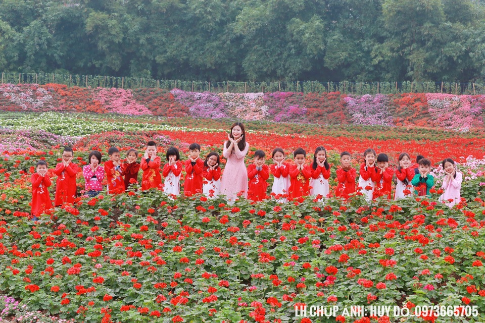 Đến thung lũng hoa hồ Tây thưởng hoa “3D”, bơi thuyền ngắm cá Akikoi - 3 Đến thung lũng hoa hồ Tây thưởng hoa “3D”, bơi thuyền ngắm cá Akikoi - 3