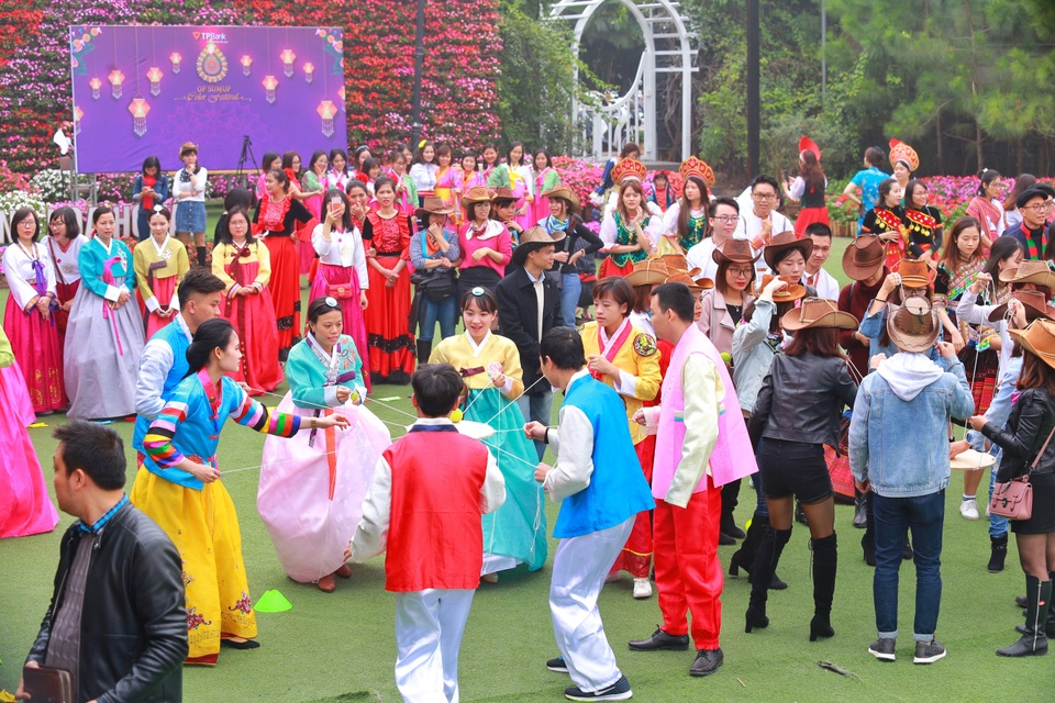 Đến thung lũng hoa hồ Tây thưởng hoa “3D”, bơi thuyền ngắm cá Akikoi - 4 Đến thung lũng hoa hồ Tây thưởng hoa “3D”, bơi thuyền ngắm cá Akikoi - 4