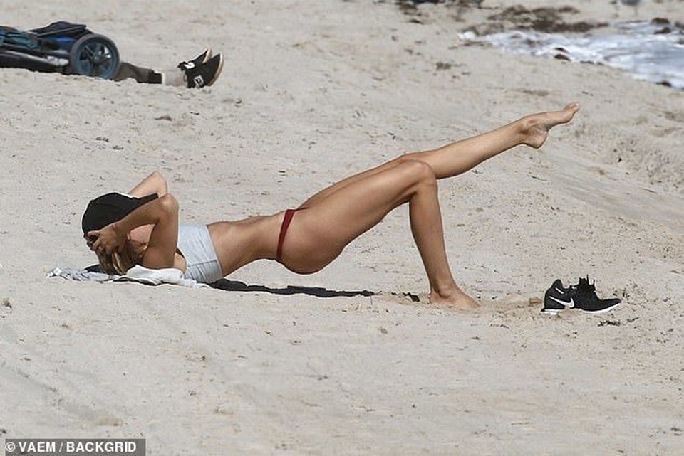 Kimberley Garner khoe thể hình quyến rũ  - 3