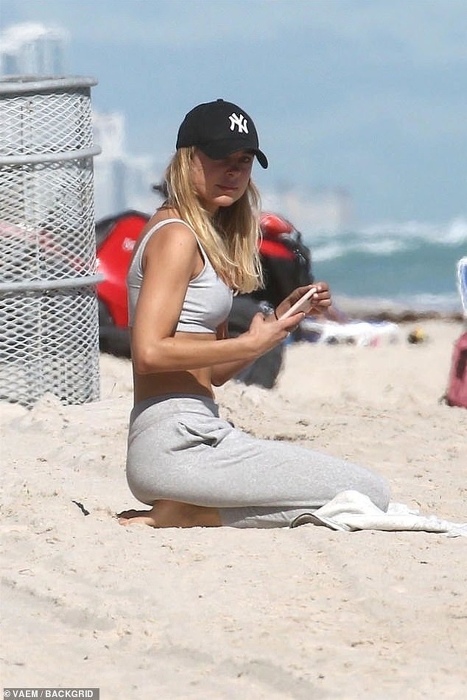 Kimberley Garner khoe thể hình quyến rũ  - 2