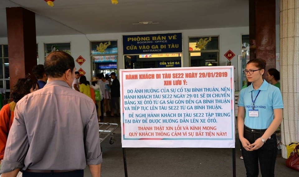 Hàng trăm hành khách được vận chuyển bằng ô tô sau sự cố tàu trật bánh - 2 Hàng trăm hành khách được vận chuyển bằng ô tô sau sự cố tàu trật bánh - 2